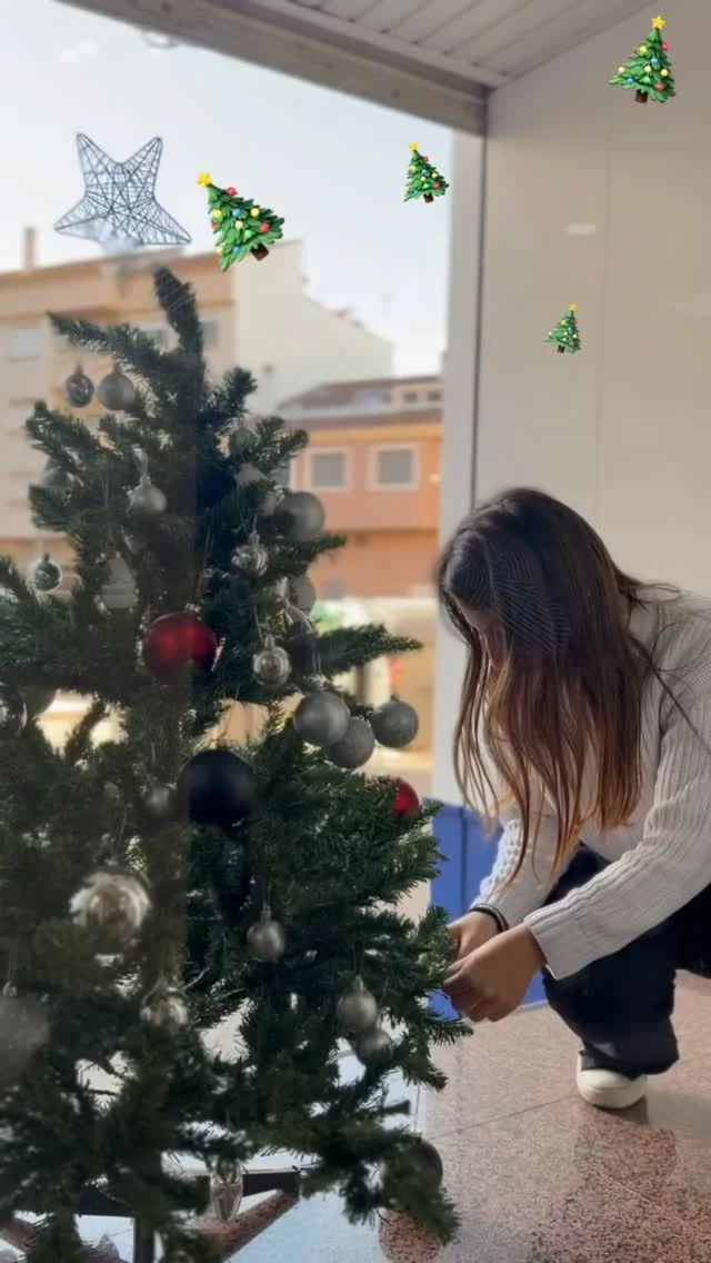 🎄 POV: Perdona si hemos tardado en contestarte… es que estamos un pelín ocupadas 😅

✨ 𝗠𝗼𝗱𝗼 𝗻𝗮𝘃𝗶𝗱𝗲𝗻̃𝗼 𝗮𝗰𝘁𝗶𝘃𝗮𝗱𝗼 𝗲𝗻 𝗹𝗮 𝗼𝗳𝗶𝗰𝗶𝗻𝗮 ✨
Cada una ha puesto su toque de Navidad: decoración, detalles, brillo y muuucho espíritu navideño 🎅🎁
Y claro… eso lleva su tiempo 😂

👉Pero tranquila/o, ya estamos al día y listas para atenderte 💬

 

#AhijoExtraescolares #Navidad #Humor